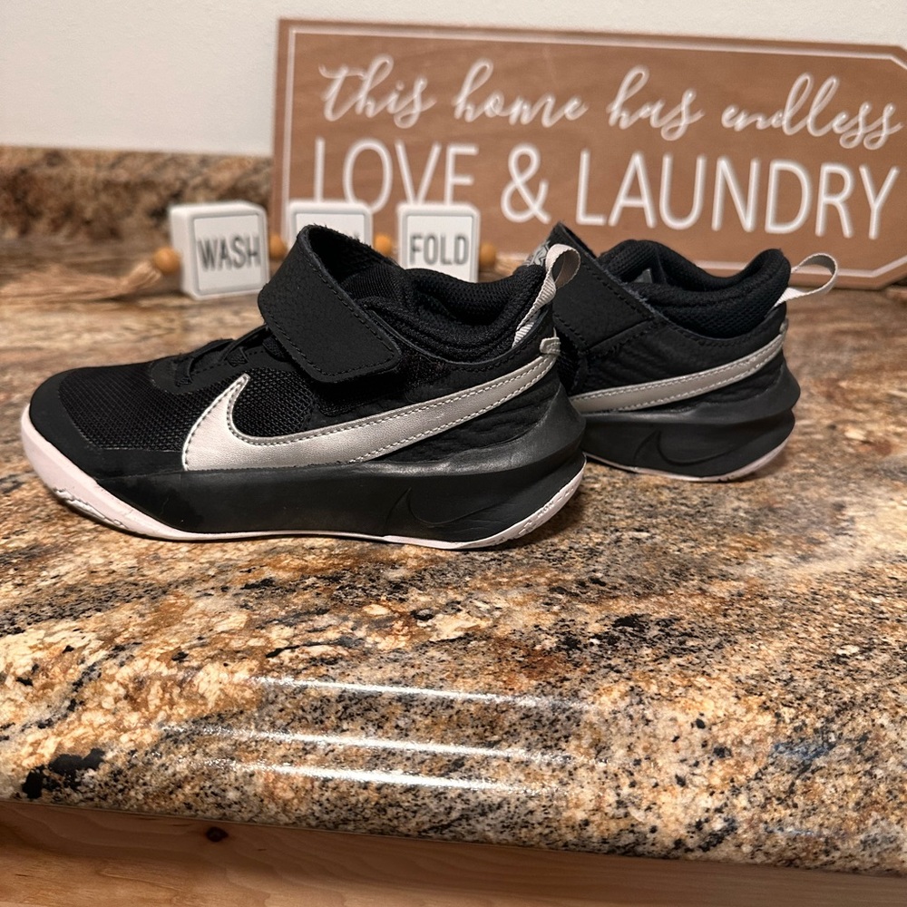 Nike Team Hustle Kid Shoes
